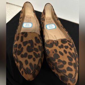 Super cute and stylish, leopard print pointy toe flats.